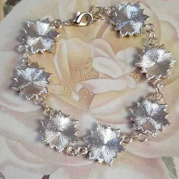 Hand Crafted Rhinestone Silver Tone Flower Design Bracelet - Picture 9 of 16